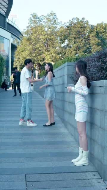 情侣吃瓜吵架片段,情侣吃瓜吵架的甜蜜瞬间